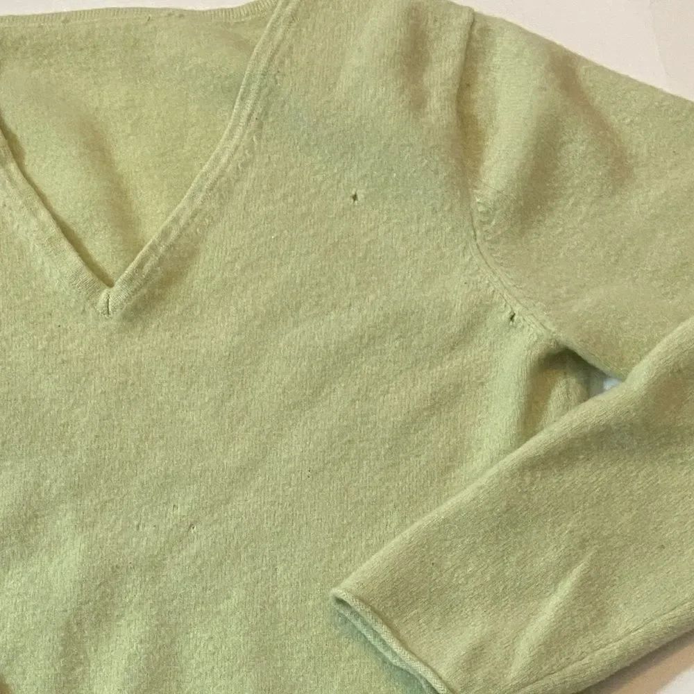 VTG,
V-Neck Light GreenâSweater Size Approximate M No Tag - Picture 2 of 7